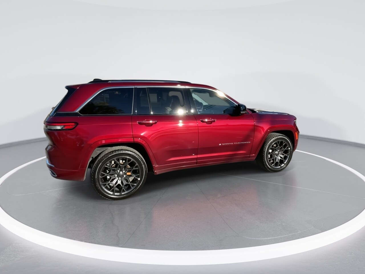2023 Jeep Grand Cherokee Overland photo 2