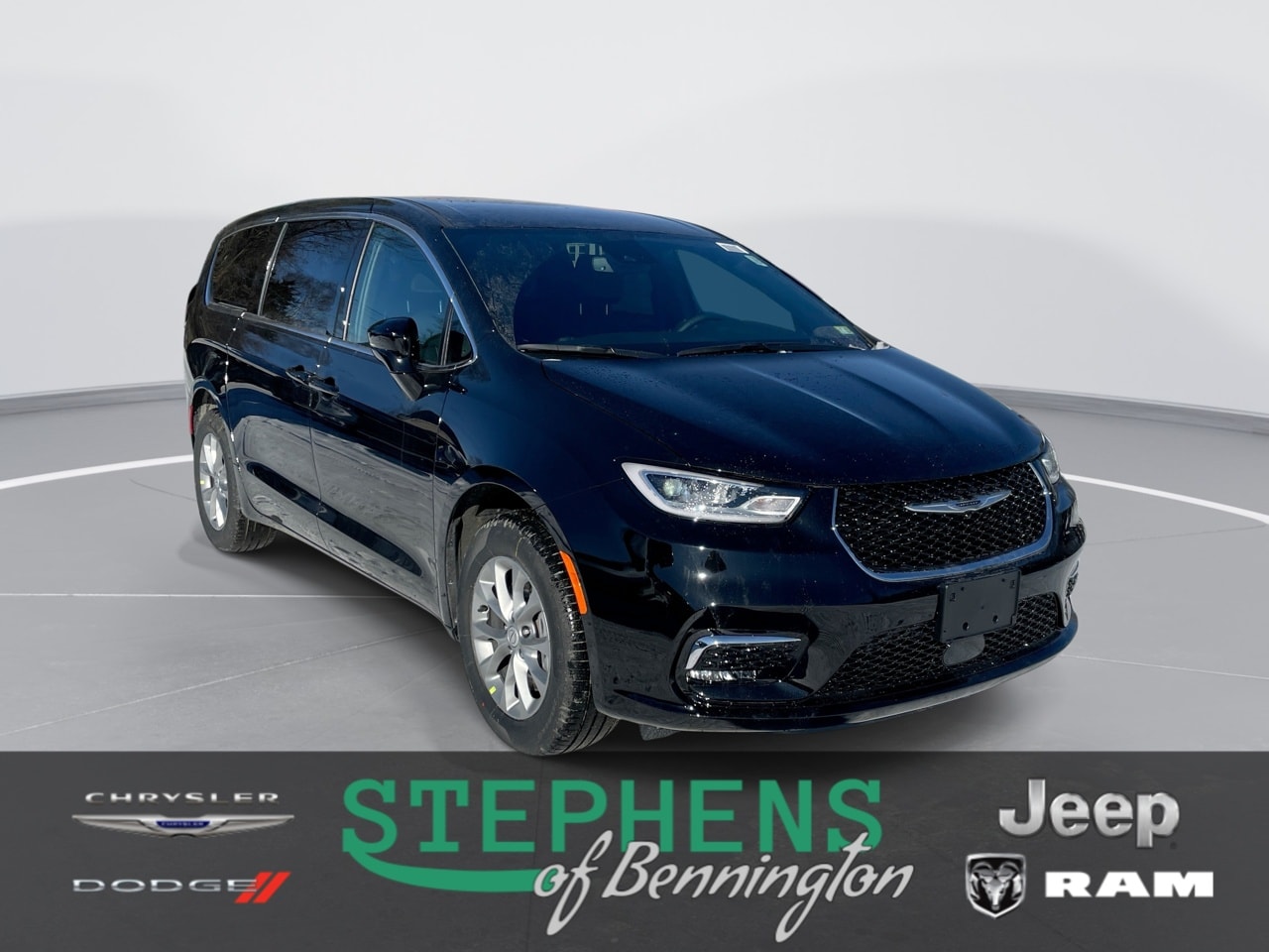 2026 Chrysler Pacifica Select's photo