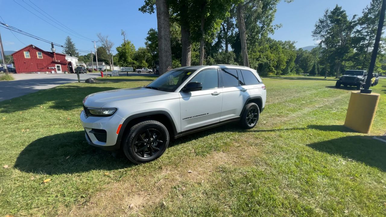 2024 Jeep Grand Cherokee Altitude photo 4