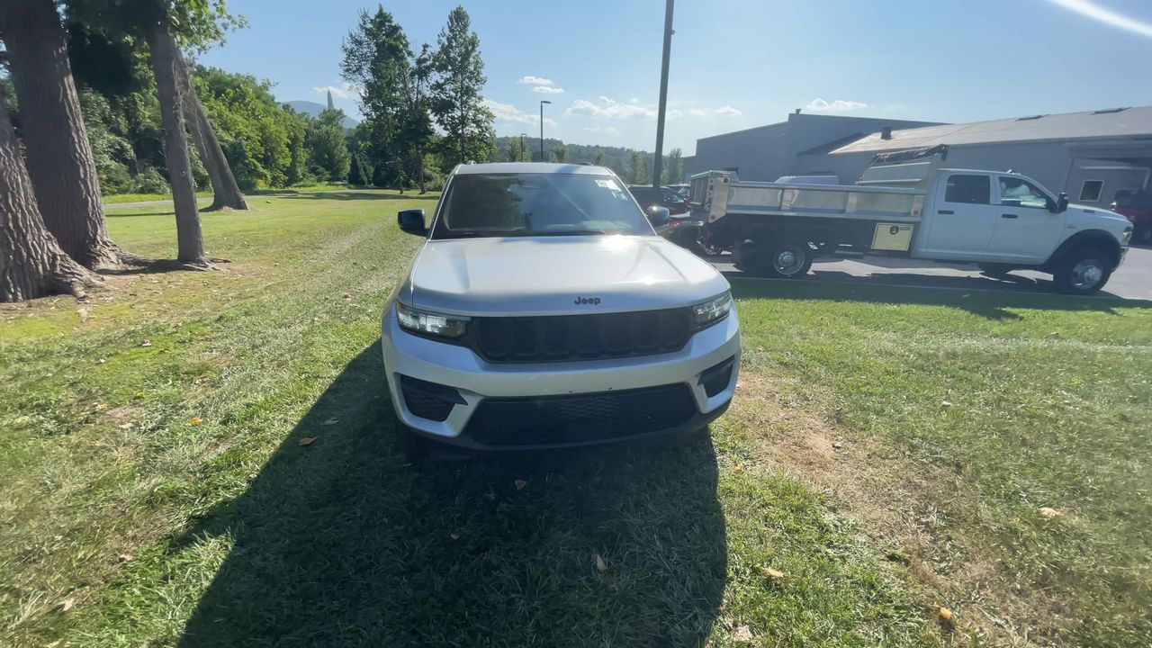 2024 Jeep Grand Cherokee Altitude photo 2