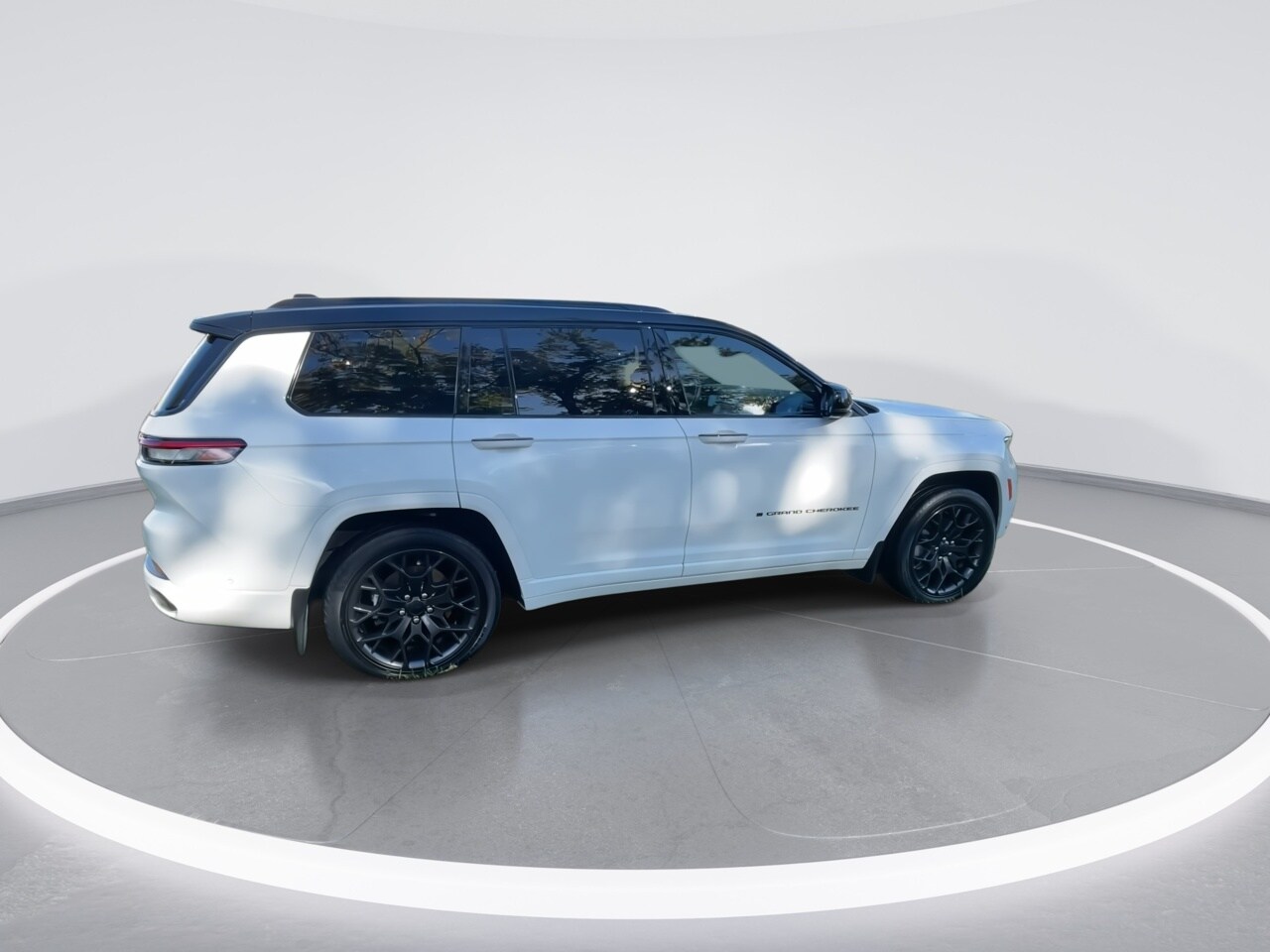 2024 Jeep Grand Cherokee L Summit Reserve photo 3