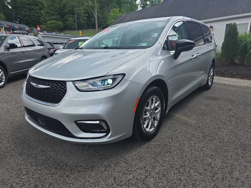 2024 Chrysler Pacifica Touring L's photo