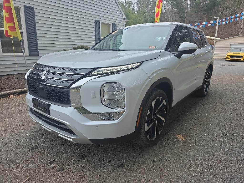 2023 Mitsubishi Outlander SE's photo