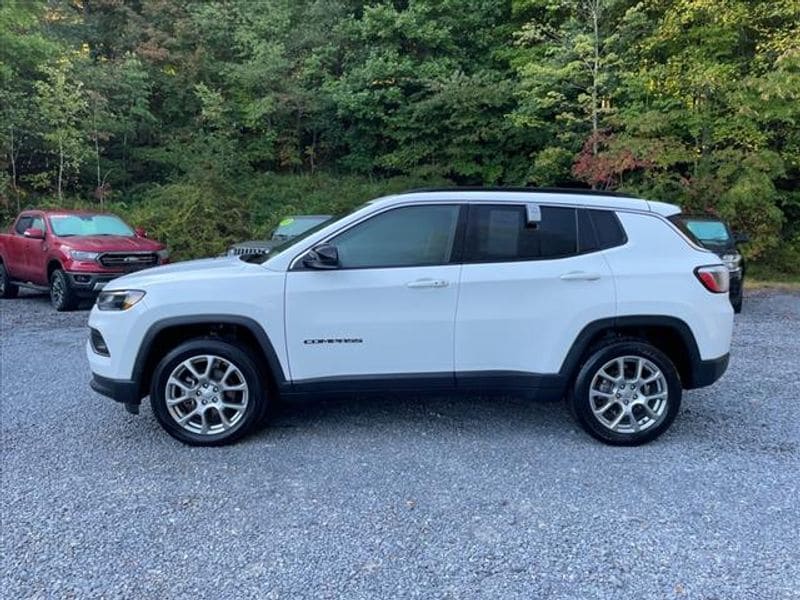 Used 2022 Jeep Compass Latitude Lux with VIN 3C4NJDFB4NT127928 for sale in Oak Hill, WV