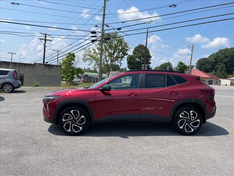 2025 Chevrolet Trax photo 2