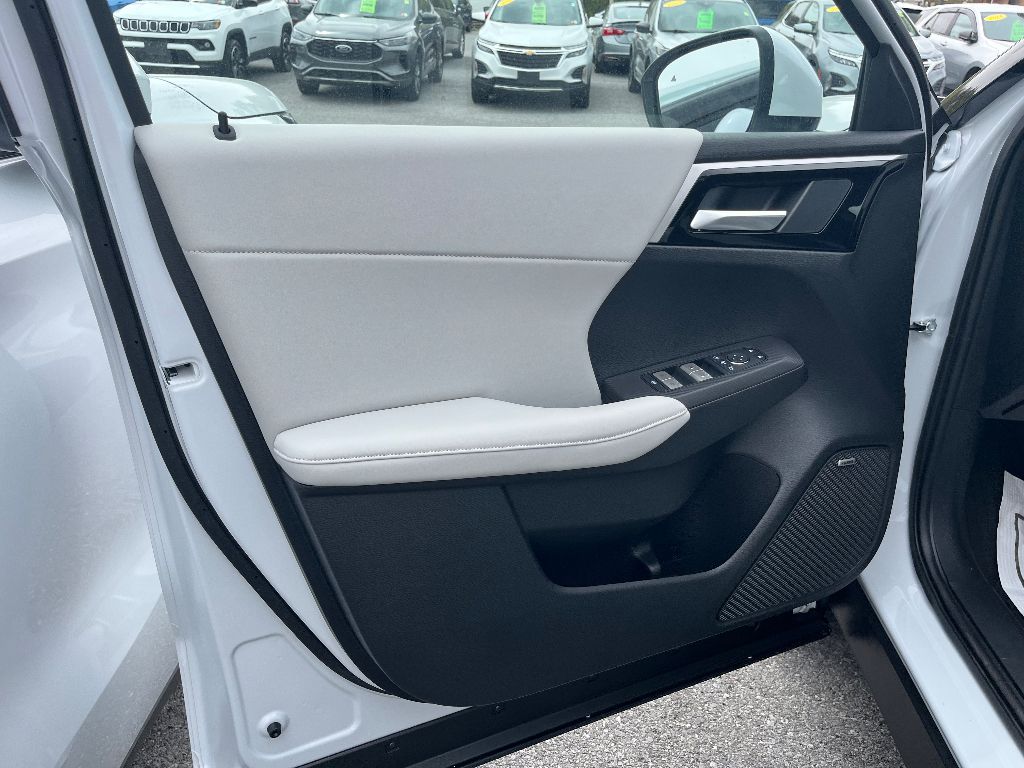 2025 Mitsubishi Outlander SE photo 2