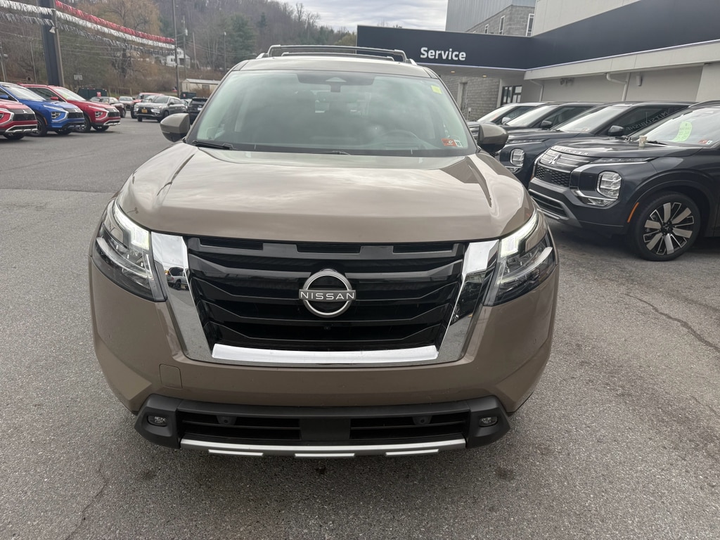 2023 Nissan Pathfinder Platinum's photo