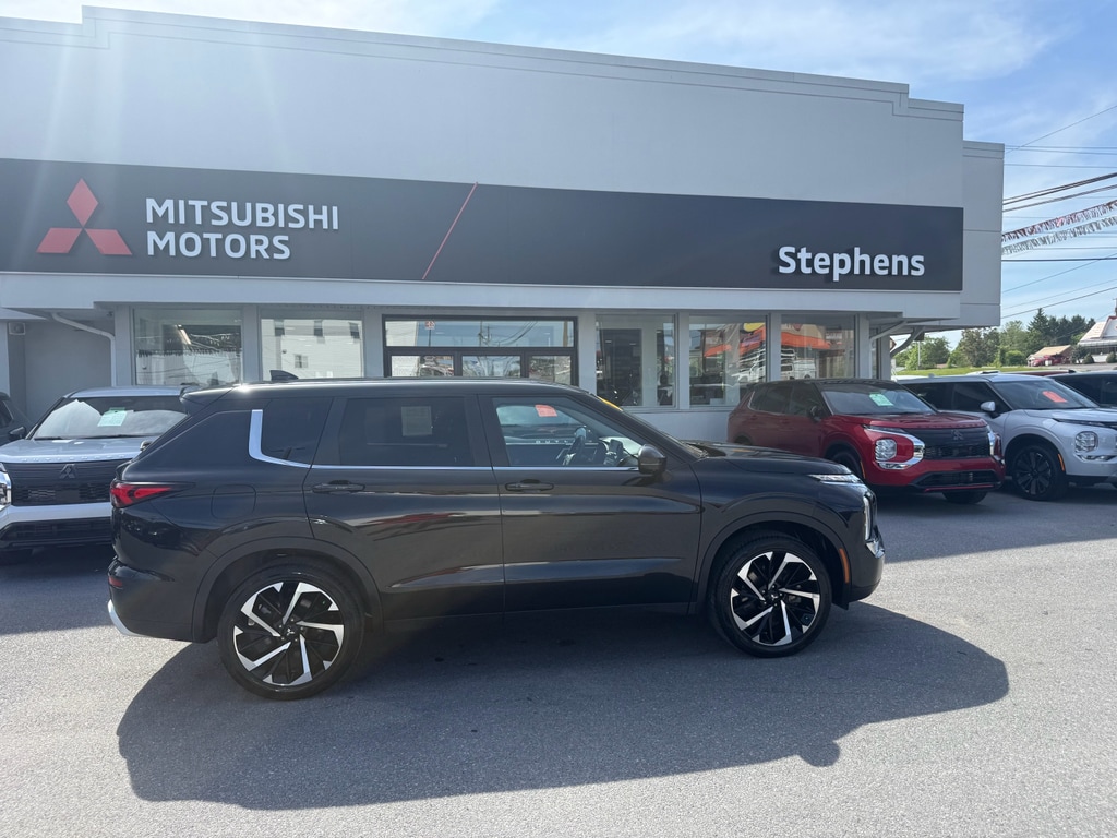 2024 Mitsubishi Outlander SE Black Edition w Pano S-AWC's photo