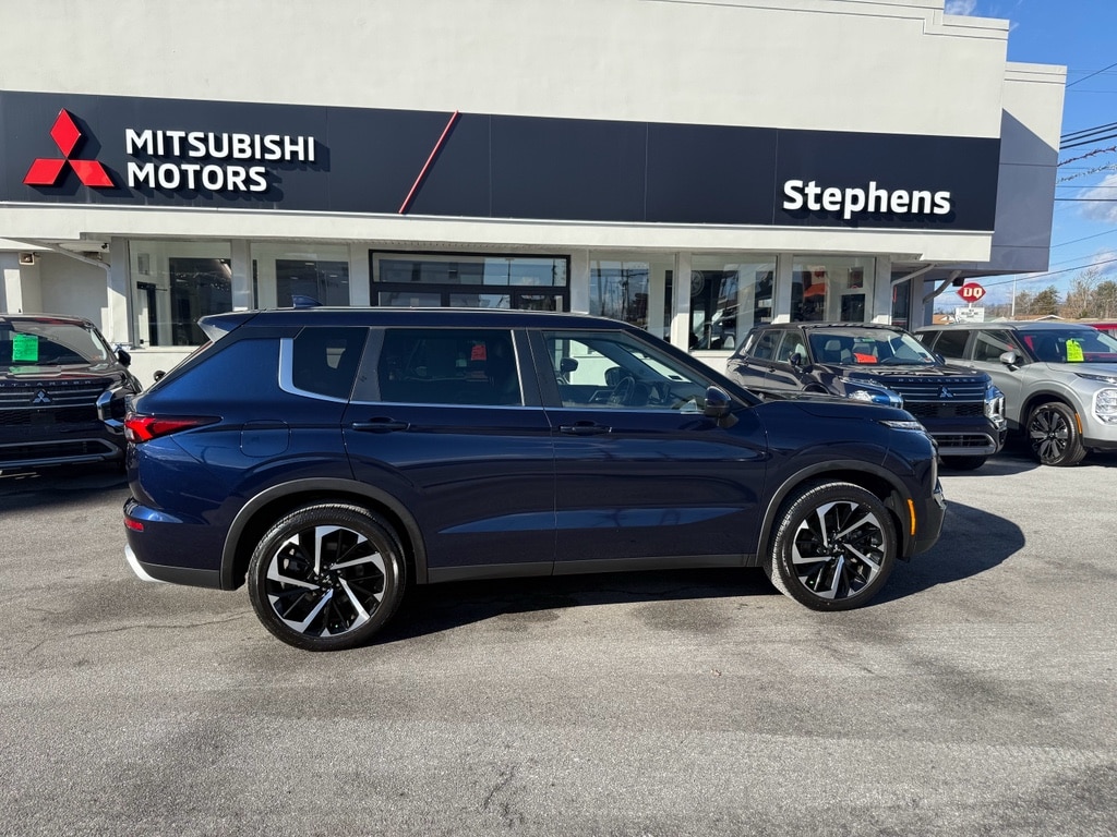 2023 Mitsubishi Outlander SE's photo