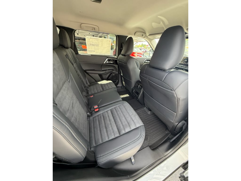 2026 Mitsubishi Outlander SE - Photo 12
