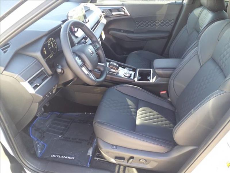 2025 Mitsubishi Outlander PHEV SEL Black Edition photo 4