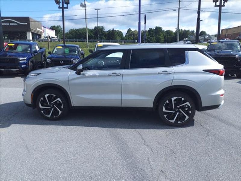 Used 2023 Mitsubishi Outlander SE Special Edition with VIN JA4J3UA84PZ031436 for sale in Princeton, WV