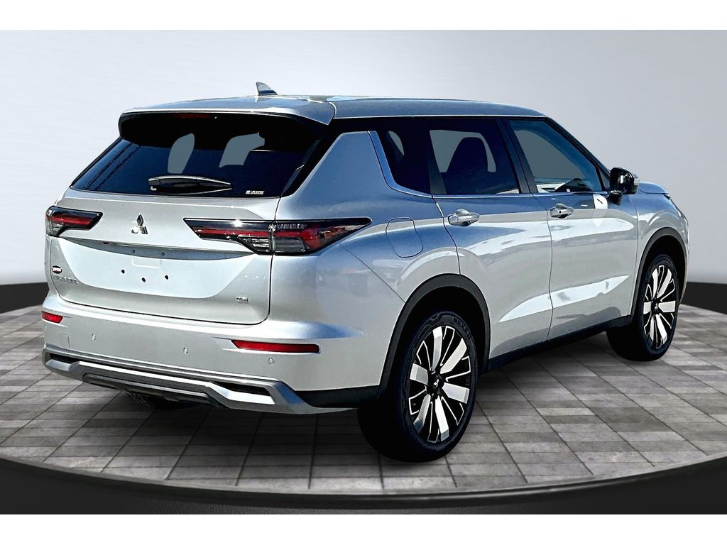 2025 Mitsubishi Outlander SE photo 4