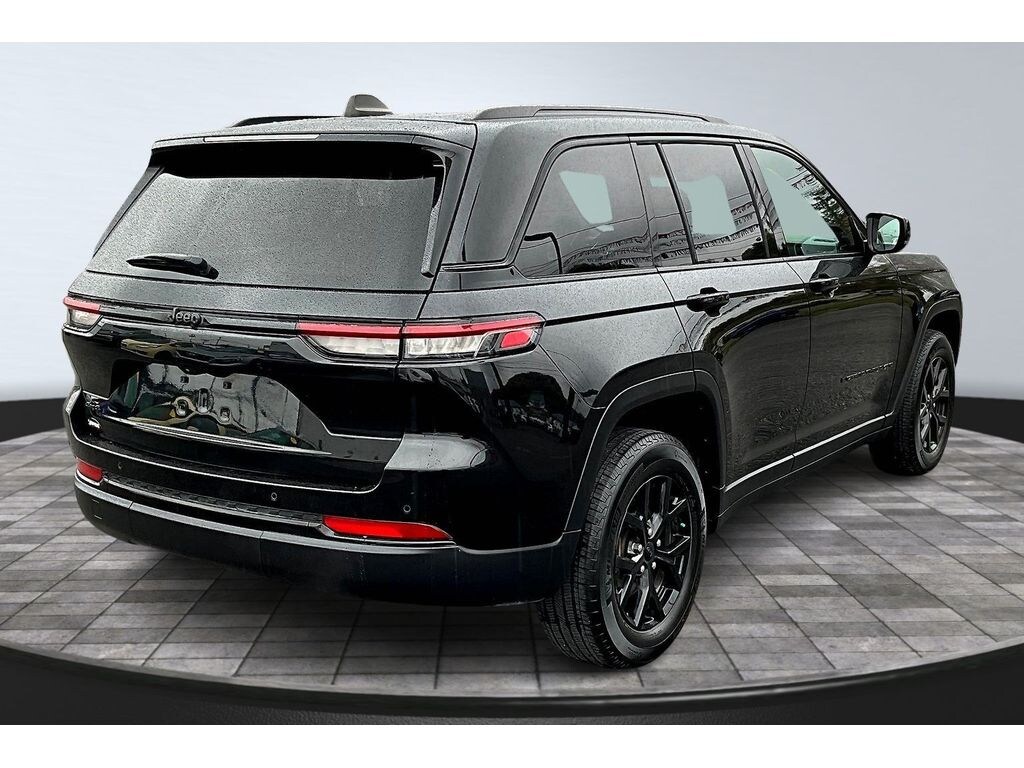 Used 2024 Jeep Grand Cherokee Altitude SUV