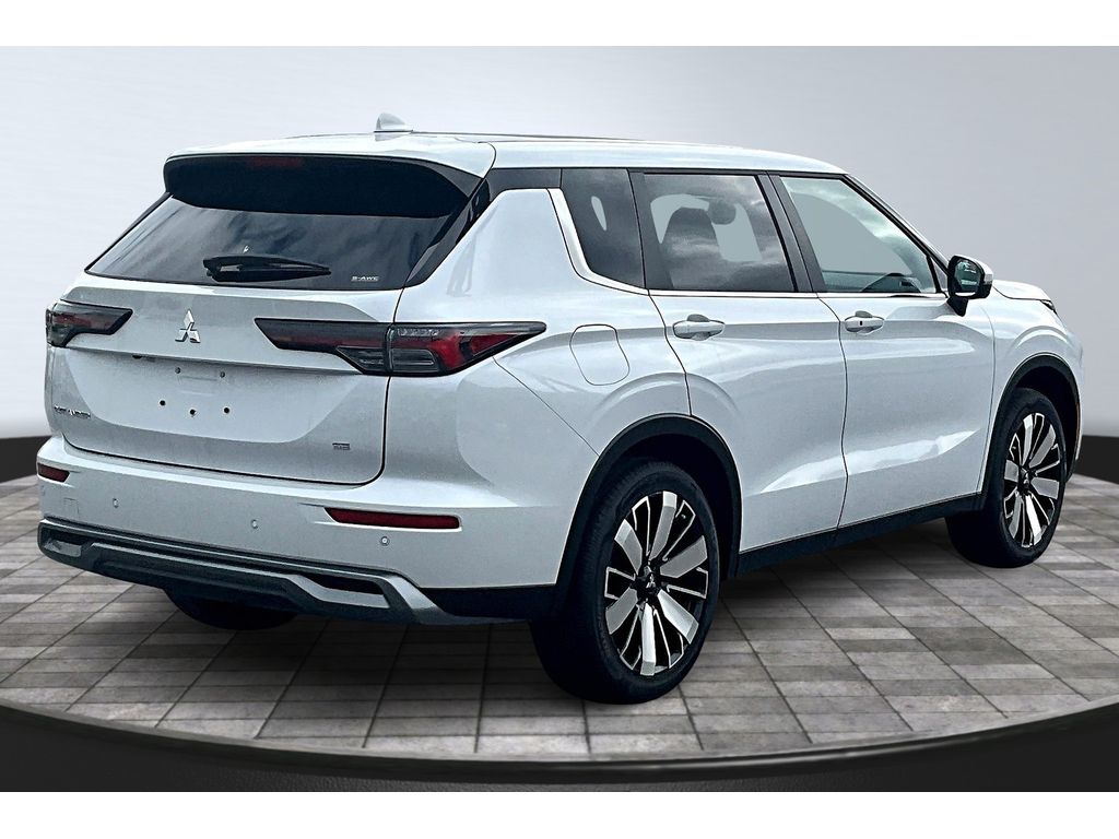 2025 Mitsubishi Outlander SE photo 4