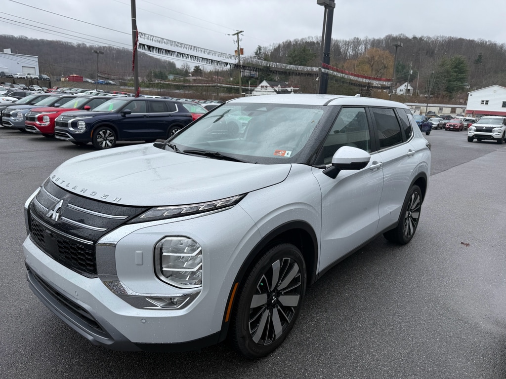 2025 Mitsubishi Outlander SE's photo