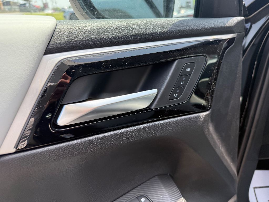 2025 Mitsubishi Outlander SEL photo 3