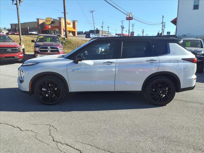 2025 Mitsubishi Outlander PHEV SEL Black Edition photo 2