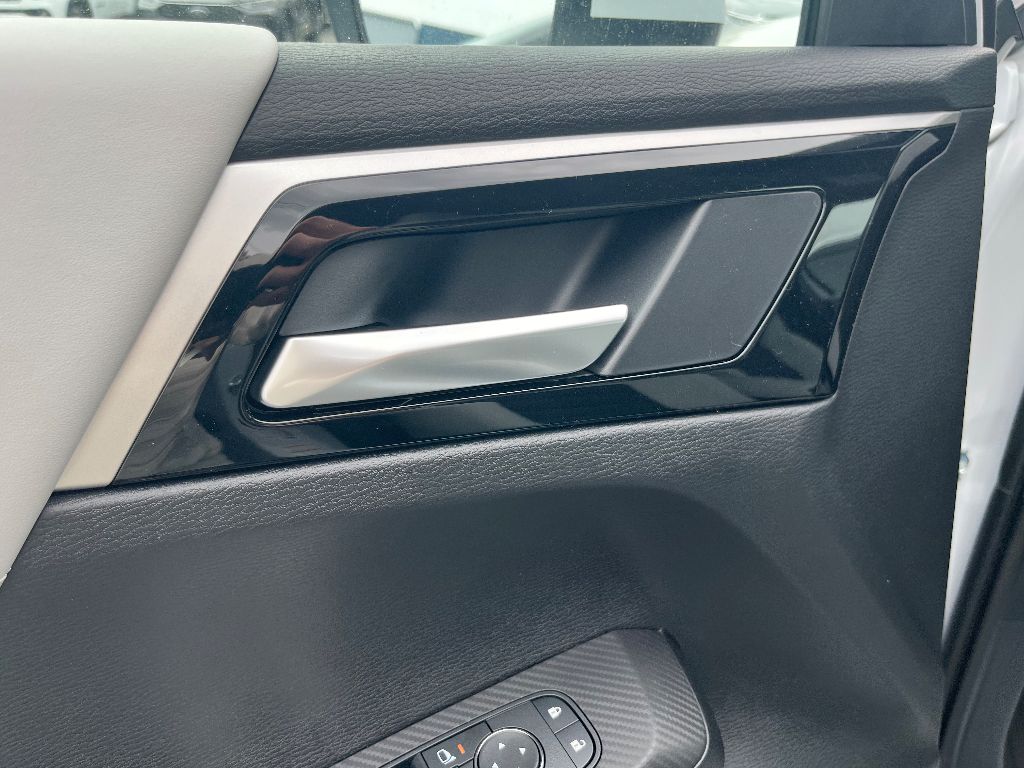 2025 Mitsubishi Outlander SE photo 3