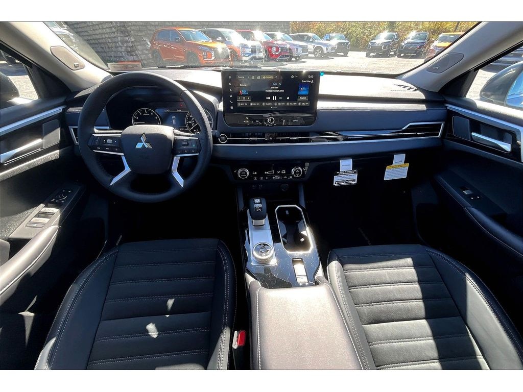 New 2025 Mitsubishi Outlander SE SUV