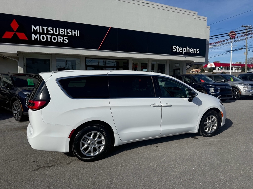 2024 Chrysler Pacifica Touring L's photo