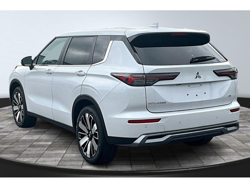 2025 Mitsubishi Outlander SE photo 3