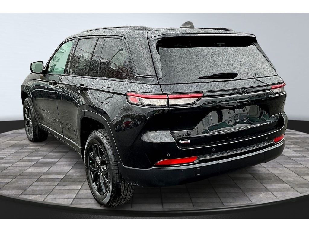 Used 2024 Jeep Grand Cherokee Altitude SUV