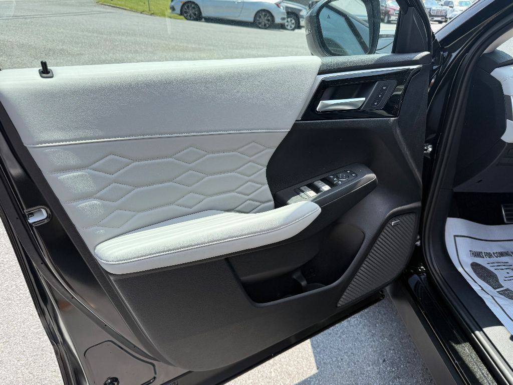 2025 Mitsubishi Outlander SEL photo 2