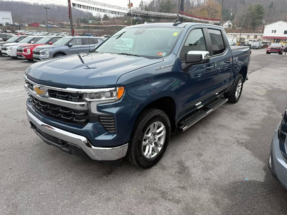 2024 Chevrolet Silverado 1500 LT's photo