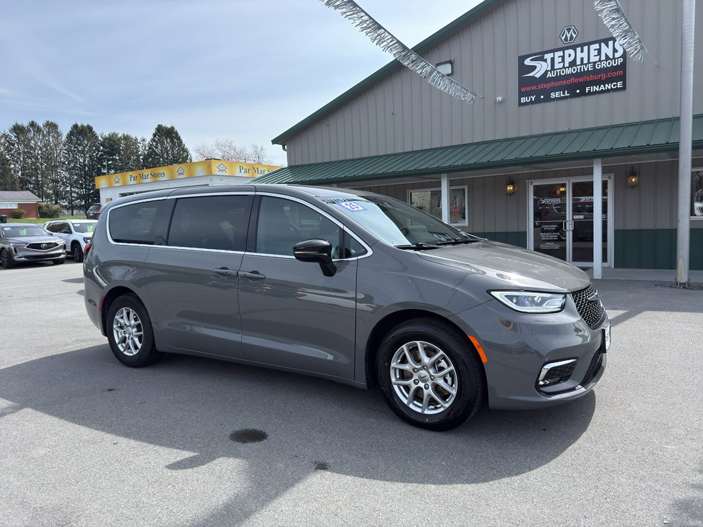 2025 Chrysler Pacifica Select's photo