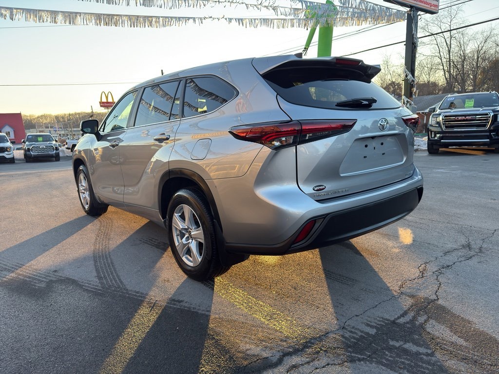 Used 2024 Toyota Highlander LE SUV