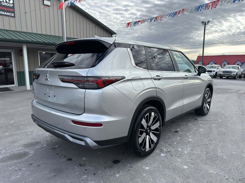 2025 Mitsubishi Outlander SE photo 3
