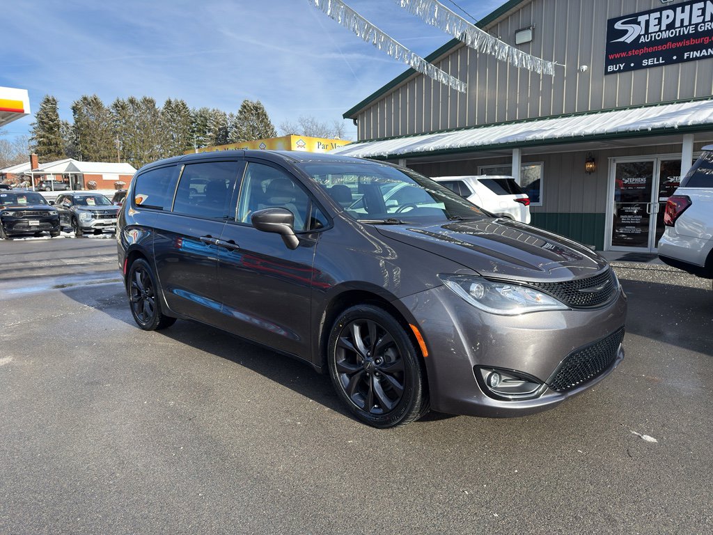 2020 Chrysler Pacifica Touring's photo