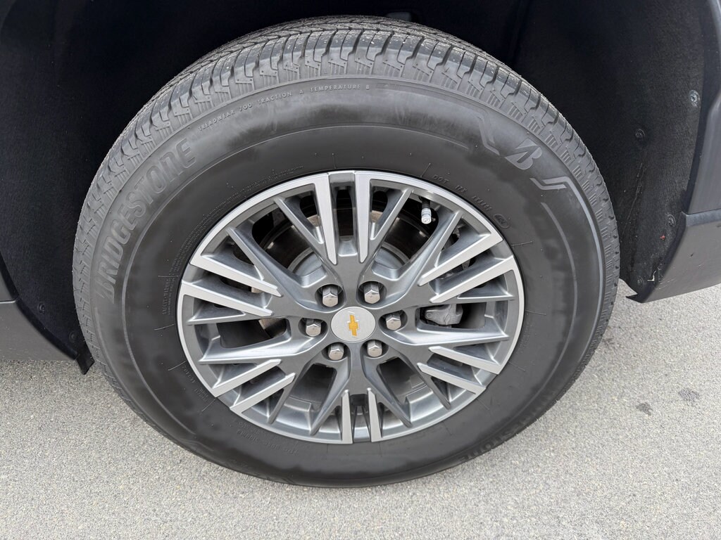 2025 Chevrolet Traverse photo 2