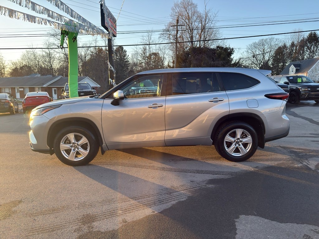 Used 2024 Toyota Highlander LE SUV
