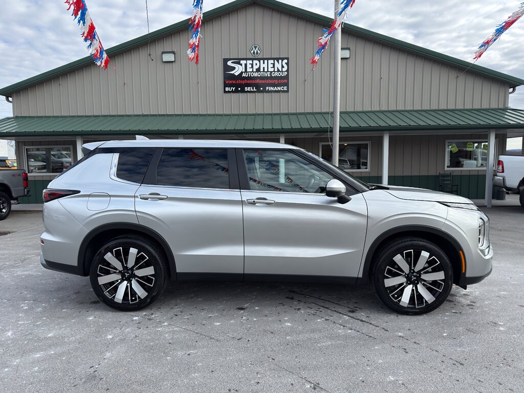 2025 Mitsubishi Outlander SE photo 2