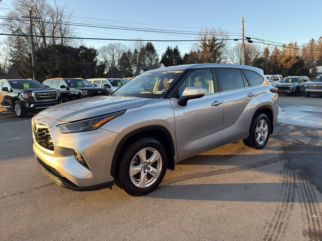 Used 2024 Toyota Highlander LE SUV