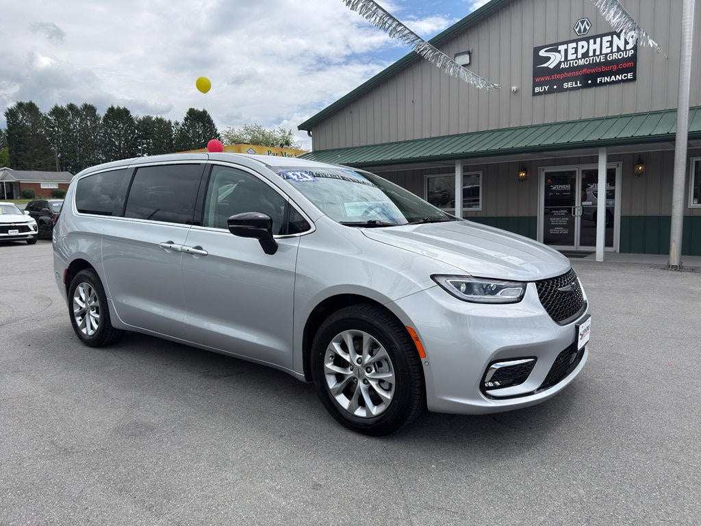 2024 Chrysler Pacifica Touring L AWD's photo
