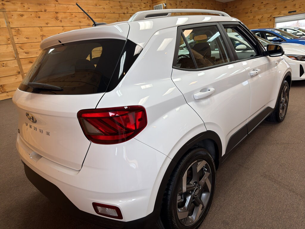 2024 Hyundai Venue SEL photo 3