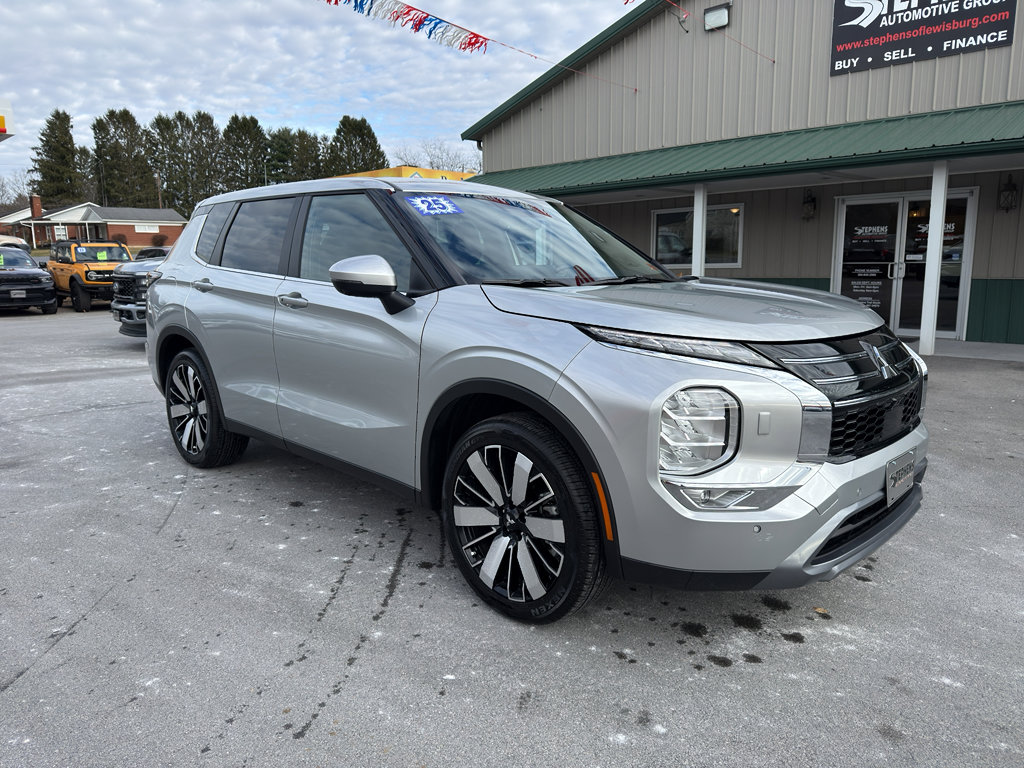 2025 Mitsubishi Outlander SE's photo