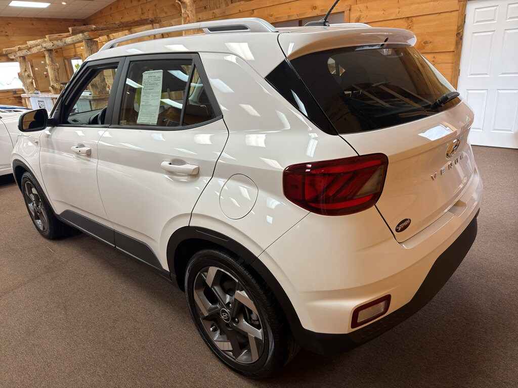 2024 Hyundai Venue SEL photo 2