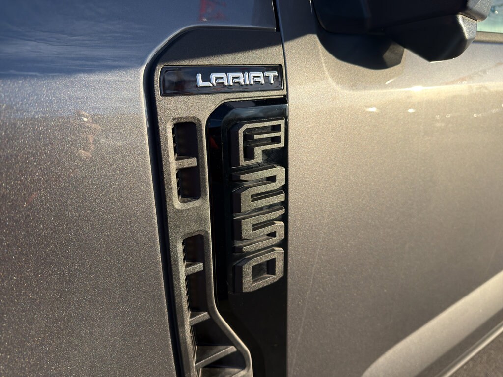 2025 Ford F-250 Lariat photo 4