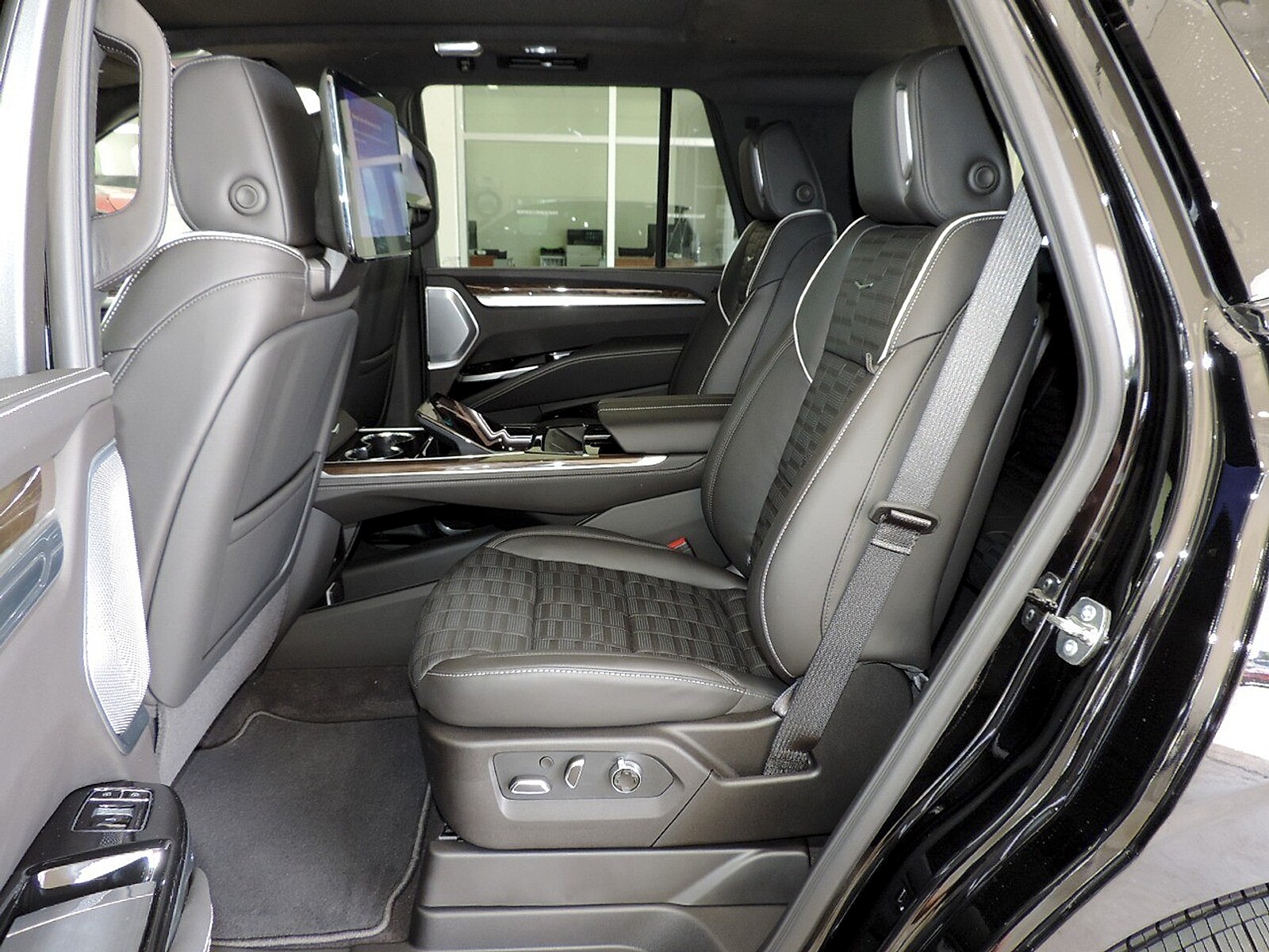 2026 Cadillac Escalade Platinum Sport - Photo 17