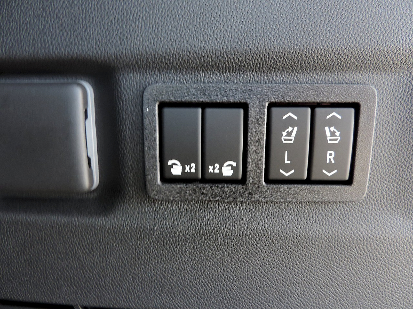 2026 GMC Yukon XL Denali - Photo 13