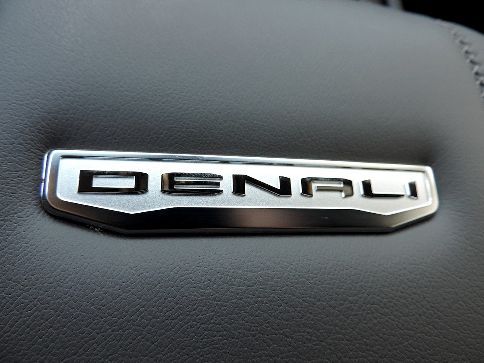 2026 GMC Yukon XL Denali - Photo 27