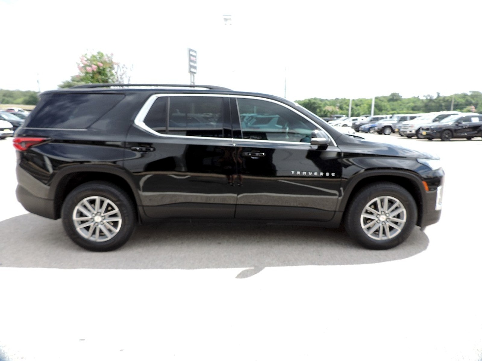 2022 Chevrolet Traverse 1LT - Photo 4