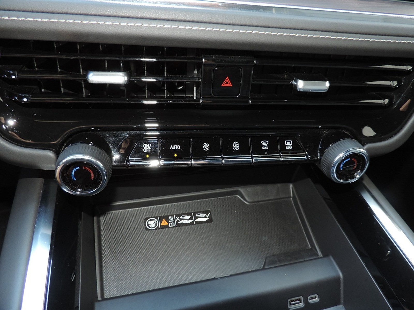 2026 Chevrolet Suburban Premier - Photo 24
