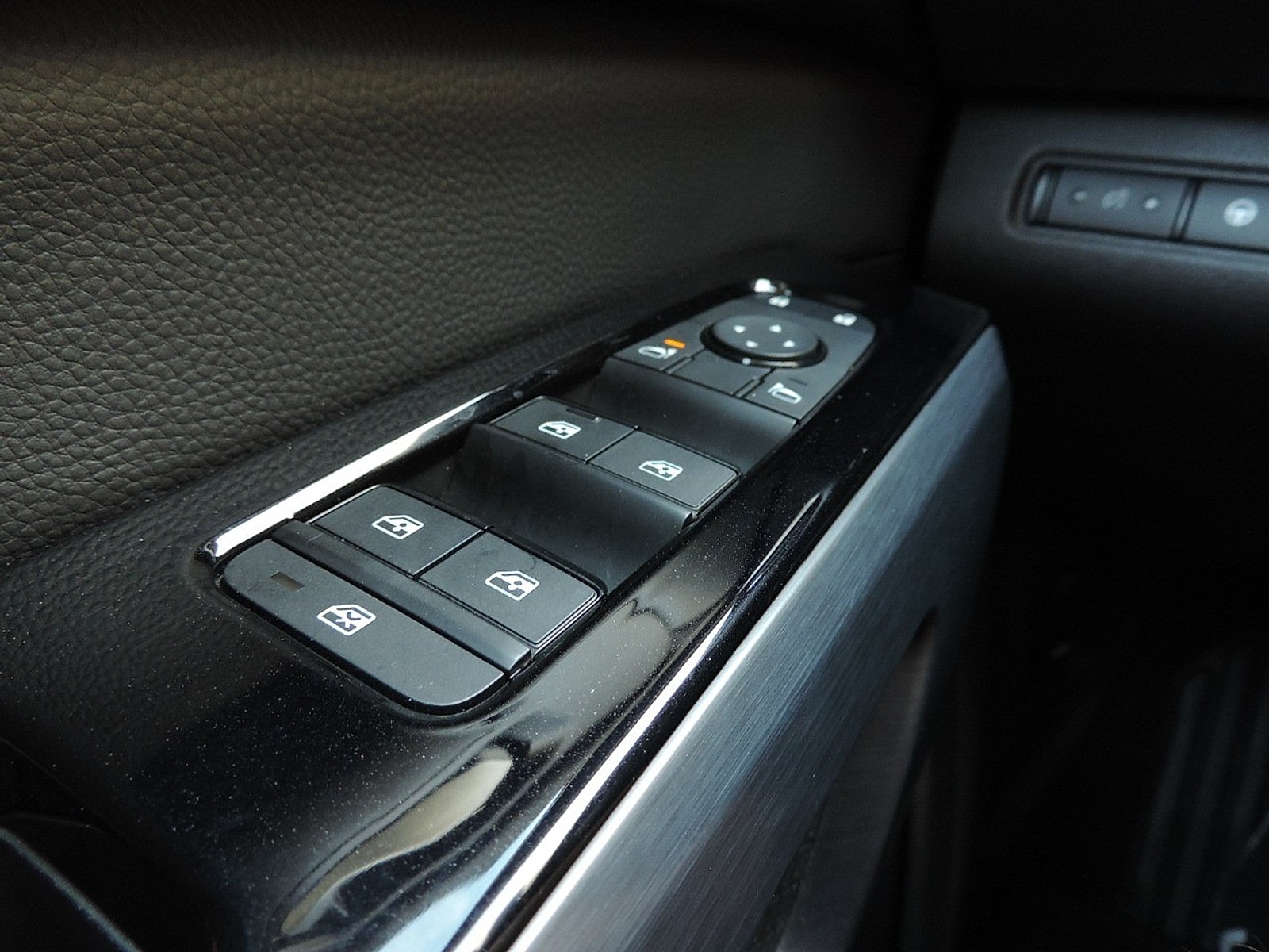 2025 Nissan Pathfinder SL - Photo 23