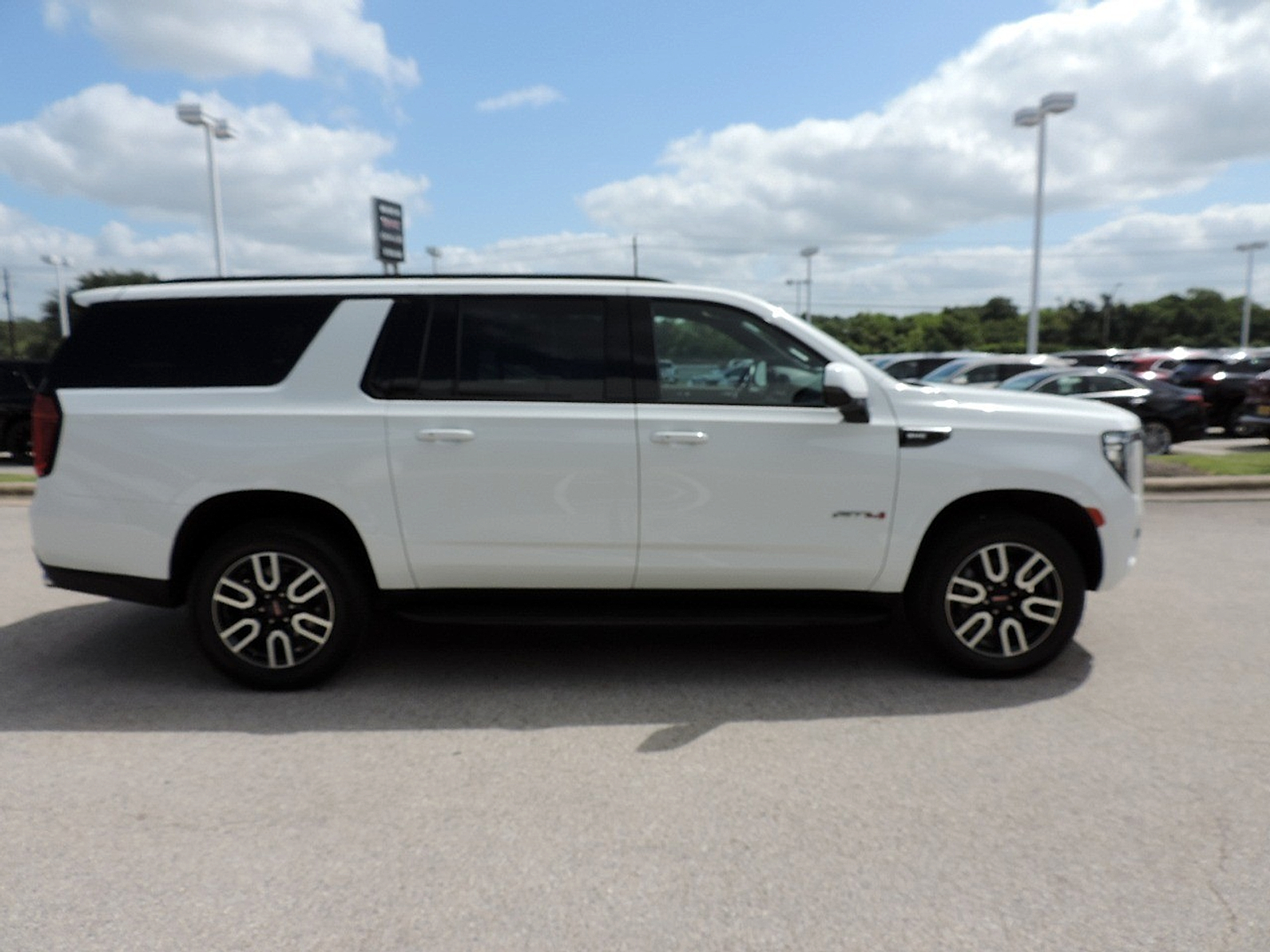 2024 GMC Yukon XL AT4 - Photo 4