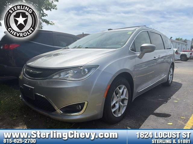 Used 2018 Chrysler Pacifica Touring L with VIN 2C4RC1BG0JR204013 for sale in Sterling, IL